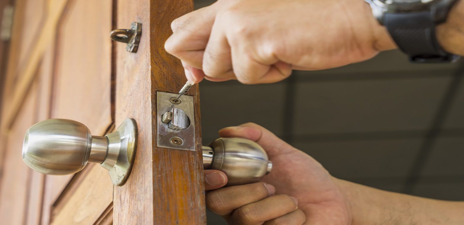 locksmith fixing door